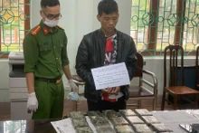 Đối tượng và tang vật vụ án tại cơ quan điều tra.