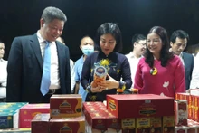 Các đại biểu ấn nút khai mạc Chương trình Khuyến mại tập trung TP Hà Nội năm 2022.