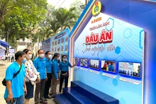 Công nhân viên chức lao động xem triển lãm ảnh tại khai mạc Tháng Công nhân sáng 29/4.