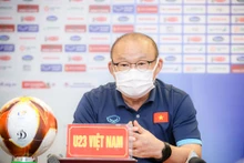 Huấn luyện viên Park Hang-seo trả lời họp báo ngày 18/4. (Ảnh: VFF)