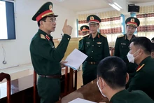 Đại tướng Phan Văn Giang trao đổi với giảng viên một số bộ môn về nội dung giảng dạy.