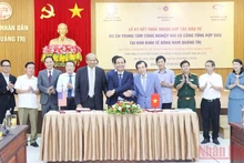 Phó Bí thư Tỉnh ủy, Chủ tịch UBND tỉnh Quảng Trị Võ Văn Hưng; Chủ tịch Tập đoàn Quantum Arun Savkur; Chủ tịch Tập đoàn BB Group Vũ Quang Bảo tiến hành ký kết thỏa thuận hợp tác đầu tư.