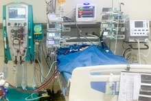 Bé trai được can thiệp ECMO do diễn biến nguy kịch của bệnh.