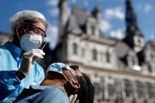 Lấy mẫu xét nghiệm Covid-19 tại 1 điểm xét nghiệm trước Tòa thị chính Paris, Pháp. (Ảnh: Reuters)