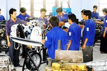 Giờ học thực hành sửa động cơ ô-tô tại Trường cao đẳng nghề Quảng Bình. Ảnh: HƯƠNG GIANG