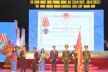 Thừa ủy quyền của Chủ tịch nước, Bí thư Tỉnh ủy Lê Quang Tùng trao Huân chương Độc lập hạng Nhì cho Đảng bộ, chính quyền và nhân dân thành phố Đông Hà.