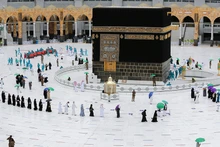 Các tín đồ Hồi giáo giữ khoảng cách và đeo khẩu trang khi hành hương tới Mecca, tháng 7/2021. (Ảnh: Reuters)
