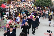 Dâng hương miếu Ông, miếu Bà trong Lễ hội chợ tình Khâu Vai.
