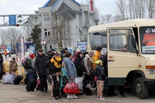 Người dân Ukraine sơ tán tránh xung đột tới cửa khẩu ở Palanca, khu vực biên giới giữa Moldova và Ukraine, ngày 14/3/2022. (Ảnh: AFP/TTXVN)