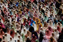 Phụ nữ Hồi giáo Indonesia thực hành lễ cầu nguyện buổi tối Tarawih, khởi đầu tháng ăn chay linh thiêng Ramadan tại thánh đường Hồi giáo Istiqlal ở thủ đô Jakarta, Indonesia, ngày 2/4/2022. (Ảnh: REUTERS)
