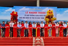 Các đại biểu cắt băng khánh thành Tổ hợp không gian khoa học.