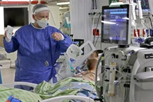 Nhân viên y tế điều trị cho bệnh nhân Covid-19 tại bệnh viện ở Petah Tikva, Israel ngày 1/2 vừa qua. (Ảnh: AFP/TTXVN)