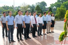 Ủy viên Trung ương Đảng, Tổng biên tập Báo Nhân Dân, Phó trưởng Ban Tuyên giáo Trung ương, Chủ tịch Hội Nhà báo Việt Nam Lê Quốc Minh dẫn đầu đoàn công tác Báo Nhân Dân đặt vòng hoa tại Nghĩa trang liệt sĩ Triệu Phong, tỉnh Quảng Trị.