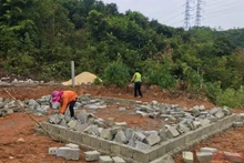 Người dân huyện Quảng Trạch (Quảng Bình) tự nguyện tháo dỡ công trình xây dựng vi phạm, trả lại hiện trạng mặt bằng.
