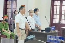 Các bị cáo Lê Anh Dũng, Phan Bùi Bảo Thi và Nguyễn Huy tại phiên tòa.