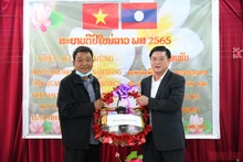 Đồng chí Lê Văn Hường, Tỉnh ủy viên, Bí thư Huyện ủy huyện Nam Giang sang thăm và chúc Tết cán bộ, nhân dân huyện Đắc Chưng, tỉnh Sê Kông, Lào. (Ảnh: THÀNH ĐẠT)