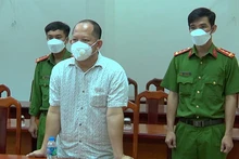 Ông Hồ Hoàng Kiếm, nguyên Giám đốc Ban Quản lý dự án Đông Bắc nghe đọc lệnh bắt tạm giam. Ảnh: HOÀNG GIANG