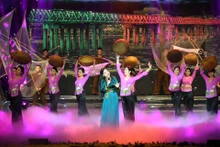 Anh Thơ và tốp múa NHNT Đương đại Việt Nam biểu diễn bài hát Câu hò bên bến Hiền Lương. Ảnh: THÀNH ĐẠT