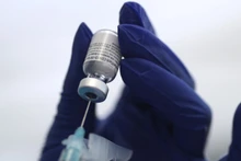 Nhân viên y tế chuẩn bị vaccine Covid-19 của Pfizer để tiêm chủng ở Los Angeles, California, Mỹ ngày 7-1. Ảnh: Reuters.
