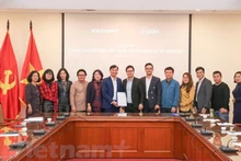 Đại diện báo điện tử VietnamPlus, Trung tâm kỹ thuật Thông tấn (thuộc TTXVN) và đại diện công ty Insider tại lễ ký kết thỏa thuận hợp tác. Ảnh: Lê Minh Sơn