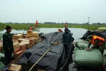 Phương tiện cùng số hàng hóa nhập lậu bị lực lượng Bộ đội Biên phòng bắt giữ.