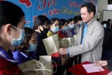 Chủ tịch Tổng LĐLĐ Việt Nam Nguyễn Đình Khang trao quà đoàn viên, NLĐ tại chương trình "Tết sum vầy 2021" cho CNLĐ tỉnh Bình Định.