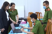 Lực lượng nghiệp vụ Công an tỉnh Cà Mau thu nhận thông tin cấp căn cước mới có gắn chíp, cho những công dân đầu tiên trong tỉnh.