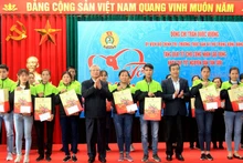 Đồng chí Trần Quốc Vượng trao quà Tết cho công nhân lao động Nhà máy May Tân Đệ 6.