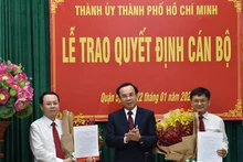Đồng chí Nguyễn Văn Nên, Bí thư T.Ư Đảng, Bí thư Thành ủy TP Hồ Chí Minh trao quyết định cán bộ cho hai đồng chí Nguyễn Văn Hiếu (bìa trái) và đồng chí Nguyễn Mạnh Cường.