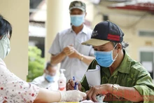 Chi trả tiền hỗ trợ Covid-19 cho người dân ở Hà Nội (Ảnh: Duy Linh).
