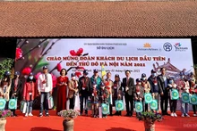 Hà Nội đón những vị du khách đầu tiên của năm 2021. Ảnh: Nguyễn Chí Dũng
