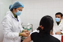 Việt Nam tiêm mũi 2 vaccine phòng Covid-19 cho 17 tình nguyện viên