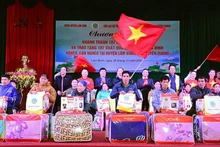Trao quà cho hộ nghèo, hộ cận nghèo tại huyện Lâm Bình, tỉnh Tuyên Quang (Ảnh minh họa: Hải Chung).