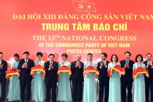 Các đồng chí Trần Quốc Vượng, Ủy viên Bộ Chính trị, Thường trực Ban Bí thư; đồng chí Võ Văn Thưởng, Ủy viên Bộ Chính trị, Bí thư Trung ương Đảng, Trưởng ban Tuyên giáo Trung ương; đồng chí Nguyễn Xuân Thắng, Bí thư Trung ương Đảng, Giám đốc Học viện Chính trị quốc gia Hồ Chí Minh, Chủ tịch Hội đồng Lý luận Trung ương cùng các đồng chí lãnh đạo Đảng, Nhà nước và các đại biểu thực hiện nghi thức khai trương Trung tâm báo chí.