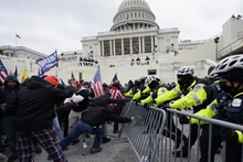 Người biểu tình ủng hộ ông Trump tìm cách phá vỡ rào chắn của cảnh sát để xông vào tòa Quốc hội, ngày 6-1. (Ảnh: AP)