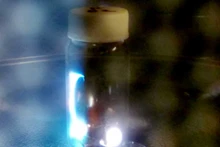 Trong lò vi sóng, tia lửa điện được tạo ra bên trong lọ thủy tinh có chứa bột than và lá đồng. Ảnh: Chris Masi.