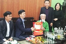 Đồng chí Lê Quang Tùng, Bí thư Tỉnh ủy Quảng Trị và đồng chí Nguyễn Chiến Thắng, Bí thư Thành ủy Đông Hà thăm, chúc Tết cụ Phạm Huề. 