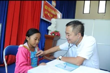 PGS Nguyễn Lân Hiếu, Giám đốc Bệnh viện Đại học Y Hà Nội thăm khám cho người bệnh.