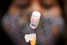 Một nhân viên y tế đang chuẩn bị một liều vaccine Pfizer-BioNTech ngừa Covid-19 tại điểm tiêm chủng. Ảnh: The Sydney Morning Herald/AP.