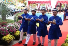 Thực hiện nghi lễ dâng hoa quả, phầm vật, trà rượu.
