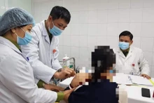 Nữ tình nguyện viên thêm liều vaccine cao nhất sáng nay.