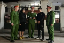 Cán bộ Cục Cảnh sát QLHC về TTXH (Bộ Công an) vận động, tuyên truyền người dân Thị trấn Thắng (Hiệp Hòa, Bắc Giang) không mua bán, vận chuyển và sử dụng pháo nổ trái phép.