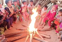 Với các cháu học sinh mầm non ở huyện Nậm Pồ, giáo viên phải đốt lửa sưởi chung cho các cháu.