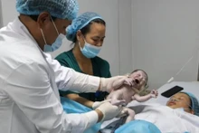 PGS, TS Trần Danh Cường chào đón em bé chào đời đầu tiên năm 2021. 