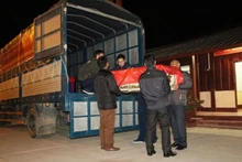 Chuyển hài cốt liệt sĩ quân tình nguyện và chuyên gia Việt Nam lên ô-tô về Việt Nam tại tỉnh Oudomxay, ngày 19-1.