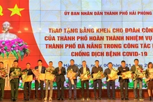 Khen thưởng các cá nhân tham gia hỗ trợ Đà Nẵng chống dịch Covid-19.
