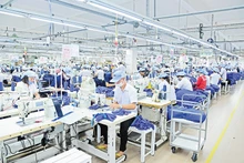 Sản xuất đồ may mặc tại Công ty cổ phần Dệt may 29/3 (TP Ðà Nẵng). (Ảnh: Hồng Anh)