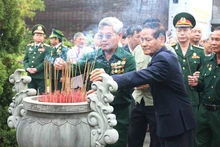 Các đại biểu dâng hương tại Di tích Thành Điện Hải.