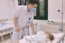 Cụ bà phải bỏ 1/3 cánh tay trái sau khi bị chó cắn.