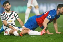 B. Fernandes (trái) chơi mờ nhạt trong mầu áo Man United trận này.